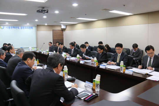 6일 열린 사용후핵연료 공론화위원회 범부처협의체 연석회의에서 참가자들이 사용후핵연료 관리의제 실천과 국민 의견수렴을 위한 부처 역할 등을 논의하고 있다. <사용후핵연료 공론화위원회 제공>
